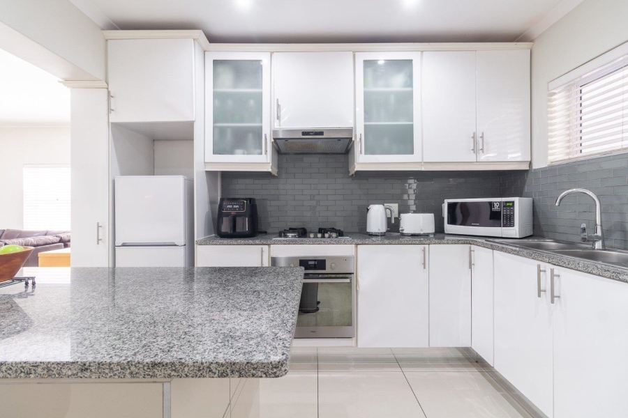 To Let 1 Bedroom Property for Rent in Sea Point Western Cape